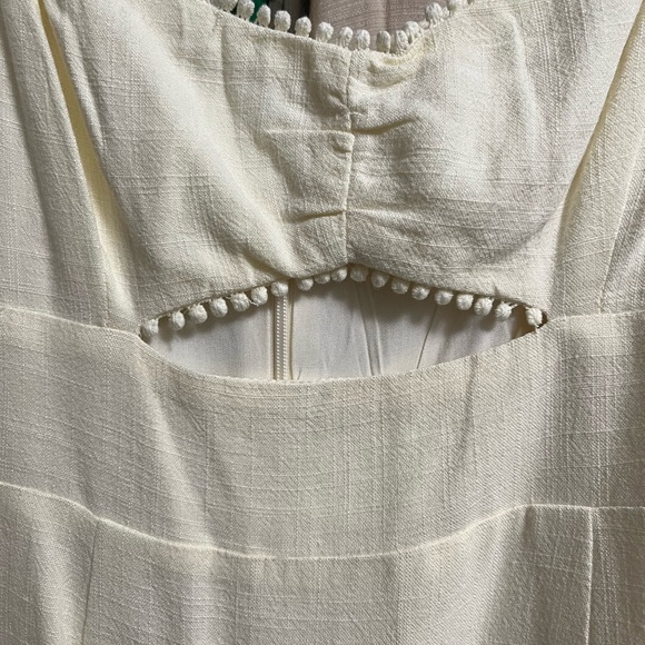 New without tags  cream dress w ruffle bottom and cut out, stunning, 3/4 sleeves - Picture 5 of 6